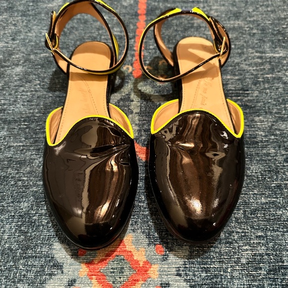 Patent leather sporty flats, barely worn, funky neon yellow strap, very cute - Picture 3 of 4